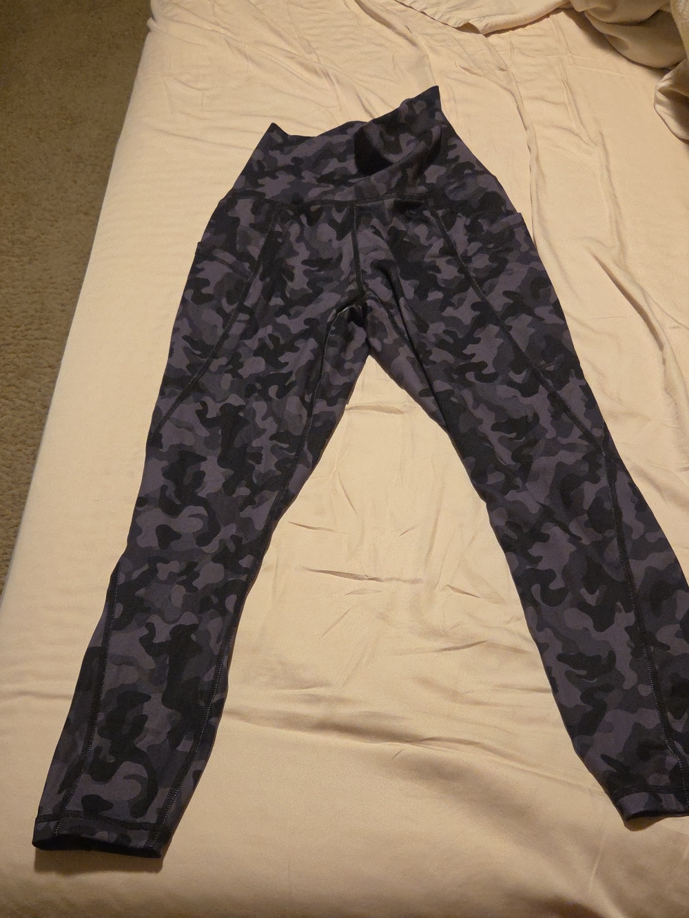 High-Waist Camo Leggings in Black and Gray